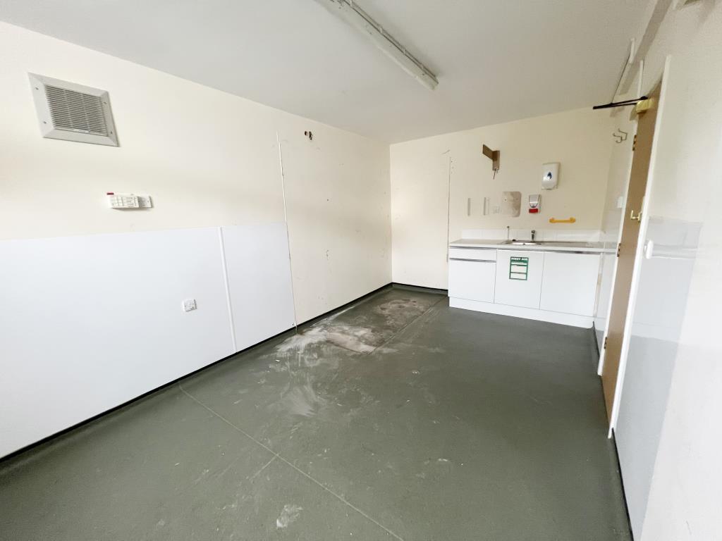 Lot: 128 - FORMER FUNERAL PARLOUR WITH POTENTIAL - General view of mortuary